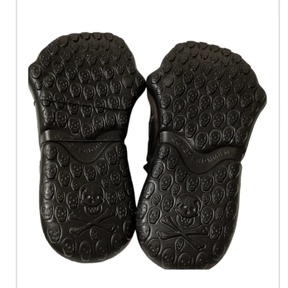 HelloSlippers NWT Black Skull Slides Unisex SZ36-37 (M/Youth4-5 W6-7.5) - Picture 3 of 6